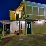 Ionis Hotel 2*